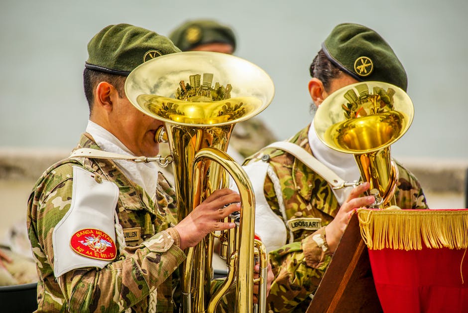 Imagen de una banda sinaloense en un escenario vibrante