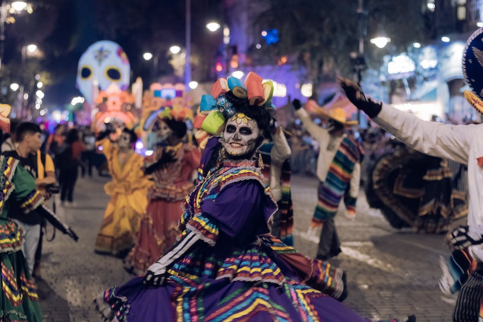 La imagen muestra una multitud bailando cumbia en una fiesta mexicana