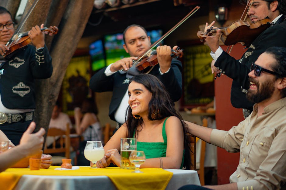 Imagen de una banda tocando cumbia mexicana en un festival al aire libre