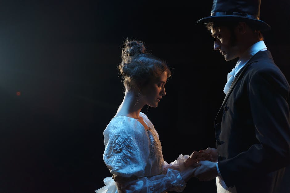 Image of a romantic scene in a Mexican telenovela, showing a couple in love with dramatic lighting and emotions.