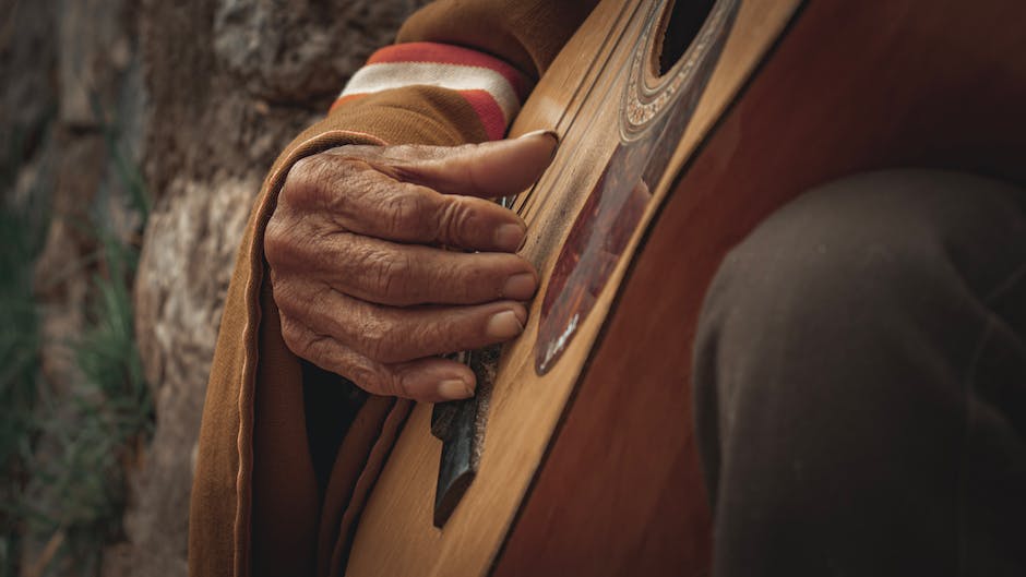 Image of traditional Mexican folk musicians playing instruments