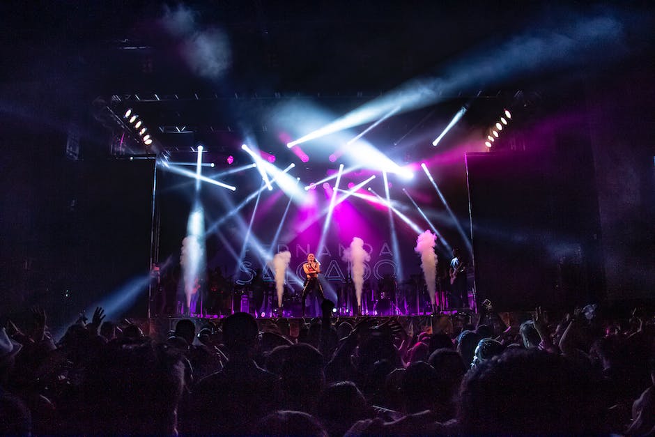 Imagen de una banda de música tocando en vivo