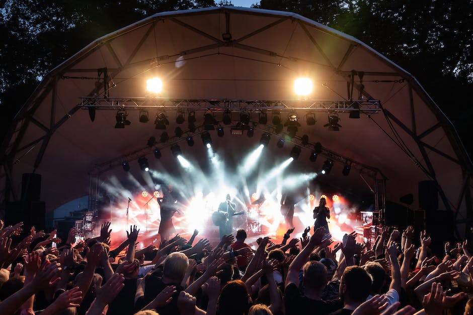 Imagen de una banda de música tocando en vivo en un festival