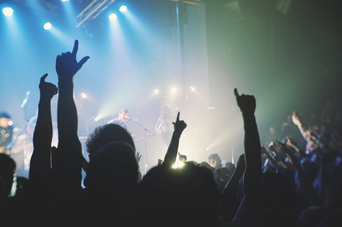 Imagen de artistas de música banda en el escenario, emocionando a la audiencia con su interpretación vibrante.