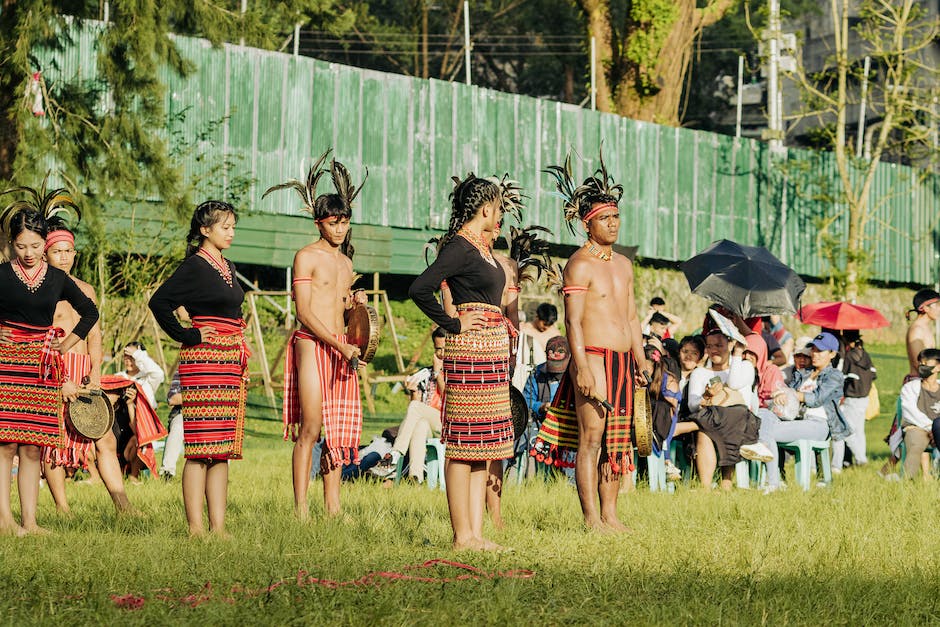 Image of reggaetón performers on stage