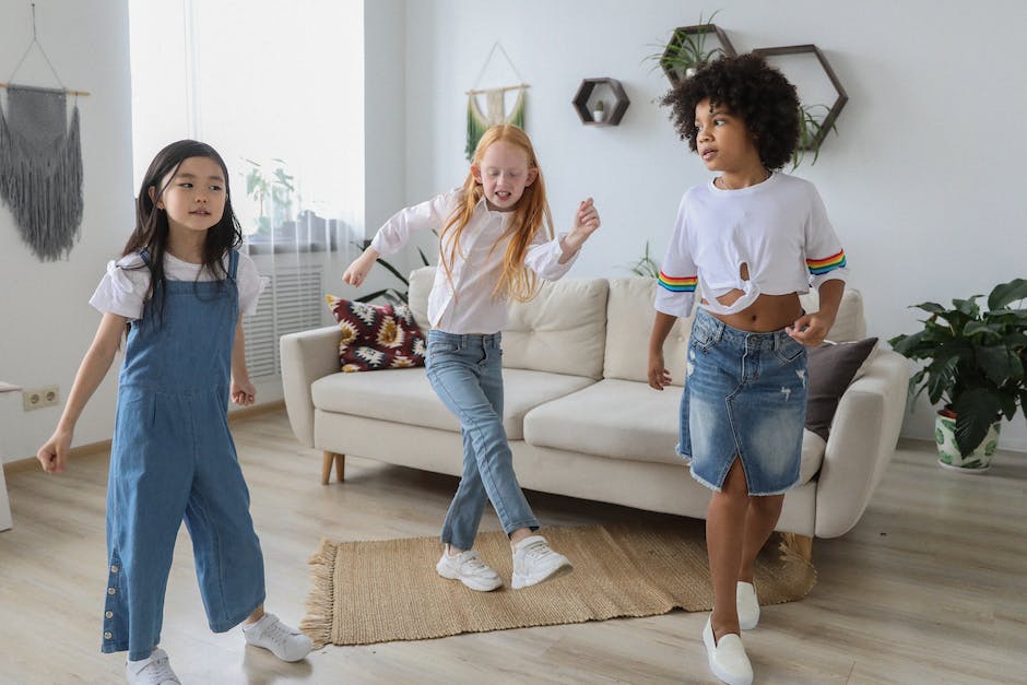 An image showing people from different cultures and backgrounds dancing to reguetón music.